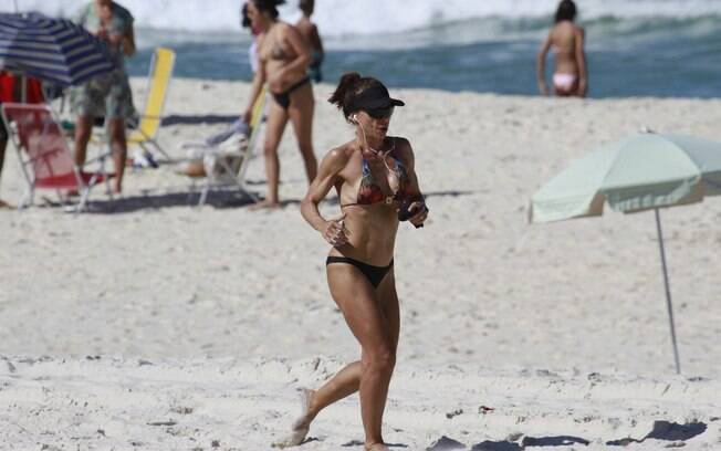 Carla Marins curtiu o sábado (03) ensolarado para correr na praia da Barra da Tijuca 