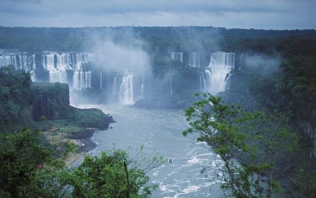 Cataratas encantam turistas brasileiros e estrangeiros em Foz do Iguaçu