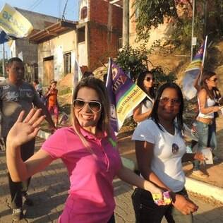 Na foto, Brunny faz campanha pelas ruas do interior de Minas