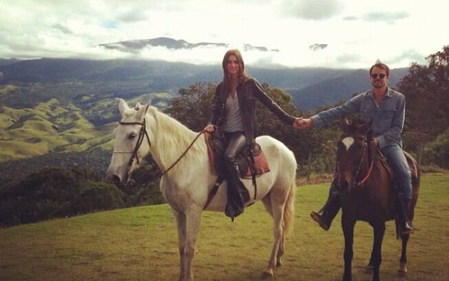 Thaila Ayala e Paulinho Vilhena fizeram um passeio a cavalo juntos e a atriz postou a foto no Twitter