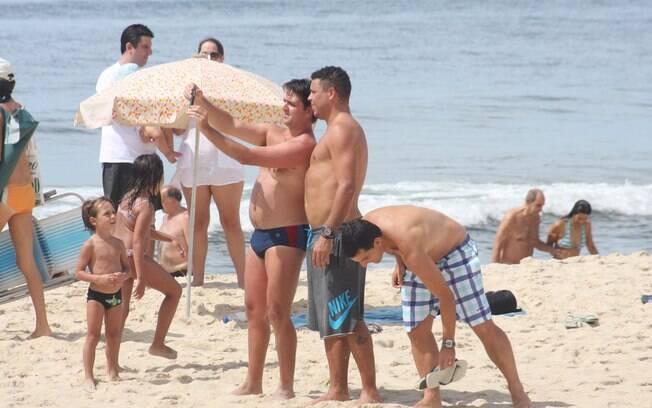 Ronaldo posou com fãs na manhã deste sábado (26) após correr pela orla carioca e mergulhar na praia do Leblon