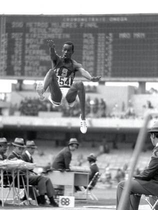 Bob Beamon vence e quebra o recorde do salto em distância, com 8,9 m