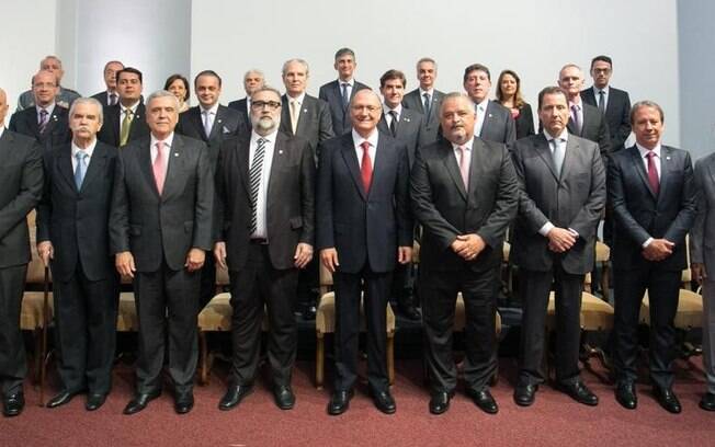 Geraldo Alckmin posa com a equipe secretários de seu novo mandato