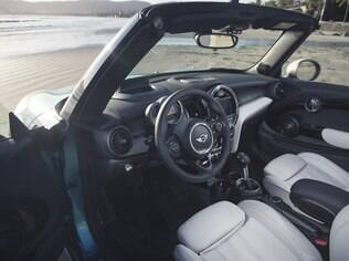 Por dentro, o Mini Cabriolet também é divertido, com o enorme mostrador do centro, quatro opções de cores de revestimento e boa ergonomia