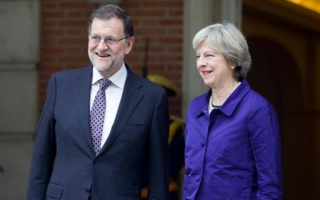 Theresa May ao lado do primeiro-ministro da Espanha, Mariano Rajoy; salário de Theresa chega a US$214,8 por ano