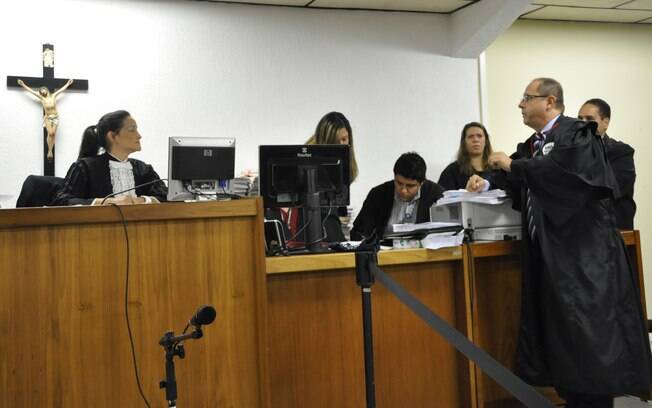 Juíza Marixa Fabiane (esq.) e o defensor Ércio Quaresma (dir.) em plenário no primeiro dia do júri