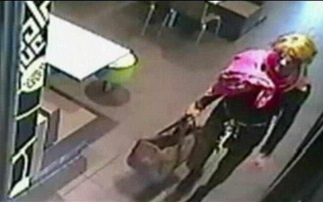 Homem entrou no local, foi até o caixa e disse que teria um detonador no copo de papel que carregava consigo; ninguém ficou ferido
