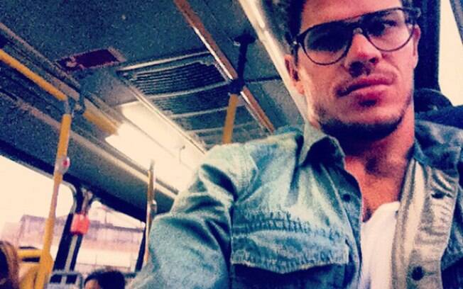 Eles andam de ônibus: José Loreto resolveu usar o transporte coletivo no Rio e postou a foto em seu Instagram
