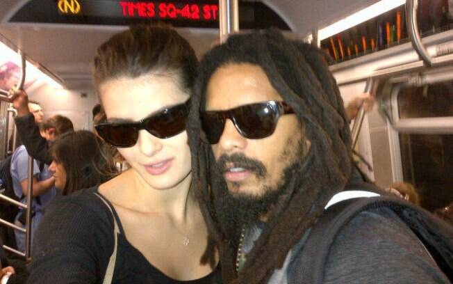 Isabeli Fontana e Rohan Marley no metrô em Nova York