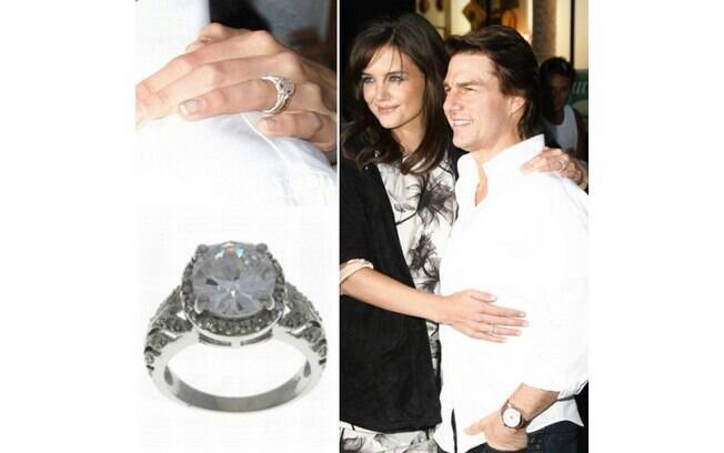 Tom Cruise pediu Kate Holmes em casamento em Paris, na Torre Eifel, com um anel de US$ 1,5 milhão (R$ 3,5 milhões). A joia é de ouro, platina e diamantes