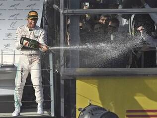 Hamilton vence de ponta a ponta