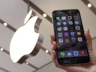 Fãs de todas as partes do mundo formaram filas em frente às lojas de mais de vinte países para adquirir os novos iPhones, 6 e 6 Plus