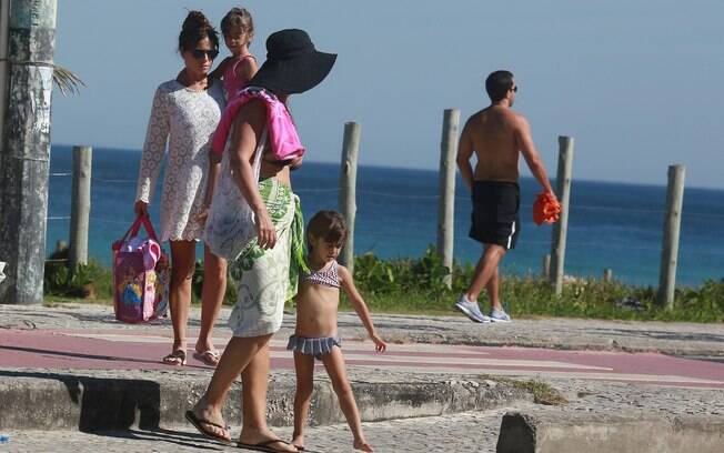 Giovanna Antonelli deixa a praia com as filhas