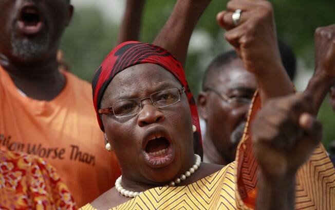 Mulher grita durante manifestação incitando o Governo a agilizar o resgate das meninas sequestradas, em Abuja, Nigéria (11/05). Foto: AP