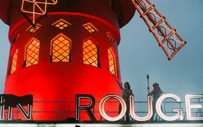 07 de Outubro - Militantes se uniram no Moulin Rouge, símbolo-máximo dos bordéis de Paris, na França. O nome do ato, contra a exploração das dançarinas locais, foi Não Estamos à Venda. Foto: Femen/Divulgação