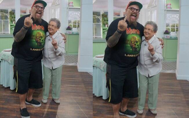 Palmirinha posou fazendo brincadeira ao lado de João Gordo