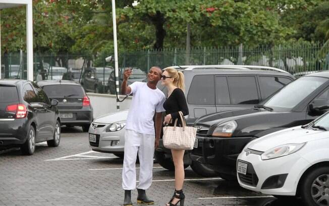 Isabelle Drummond posa com um fã no estacionamento de um shopping center no Rio