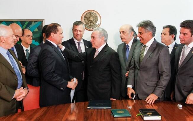 Michel Temer recebeu notificação do Senado pelas mãos do deputado Beto mansur e do senador Vicentinho Alves