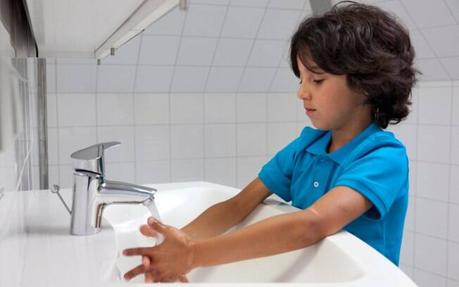Erro: Não lavar as mãos, especialmente das crianças, depois da aplicação do repelente. As mãos sujas com o produto podem acabar em contato com os olhos e a boca, o que pode causar intoxicação. Foto: iStock