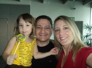 O engenheiro Rodolfo Simon Halasz, 47 anos, cuida da filha Pietra (6) para esposa, a personal trainer Lilian Sampaio Halsz, 35 anos, trabalhar