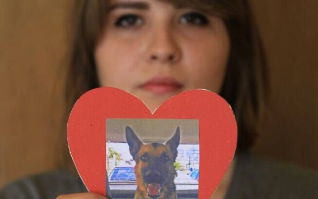 Julieta Nobles mostra foto de seu cachorro, um entre os mais de 60 mortos em Hermosillo