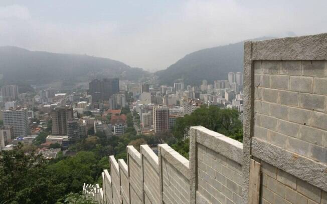 Muro construído para demarcar a favela e conter seu avanço
