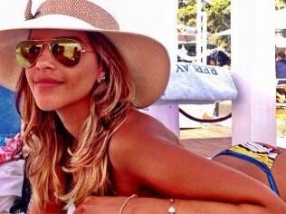 Mariana Rios exibe bronzeado