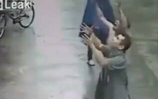 Homem salva bebê que cai de prédio na China; assista