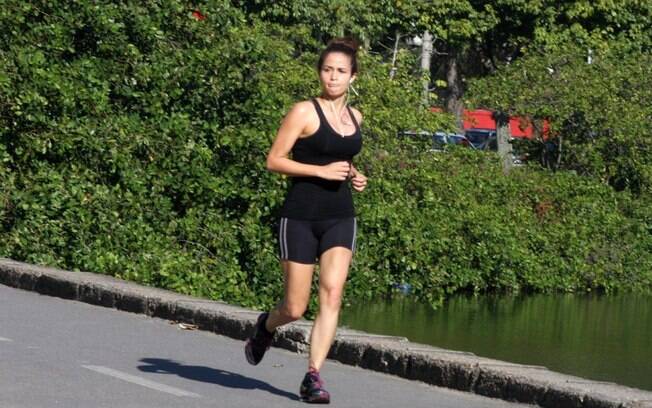 A atriz aproveitou a tarde ensolarada do Rio de Janeiro para correr
