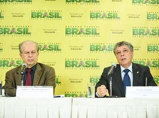 Ribeiro (esq): quase 30% das provas são impressas e transportadas sem necessidade