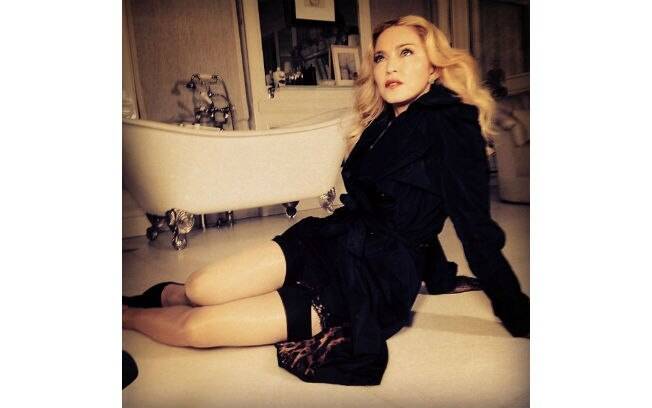Madonna posou sexy no chão de um banheiro