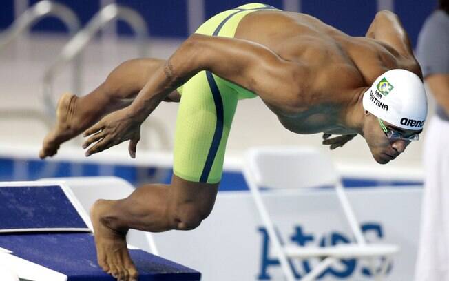 Matheus Santana larga para os 100m livre. Foto: Mark Humphrey/AP 