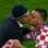 Para começar, um beijo roubado. Torcedor invade campo de tasca beijo em Slaven Bilic, técnico da Croácia. Foto: Getty Images