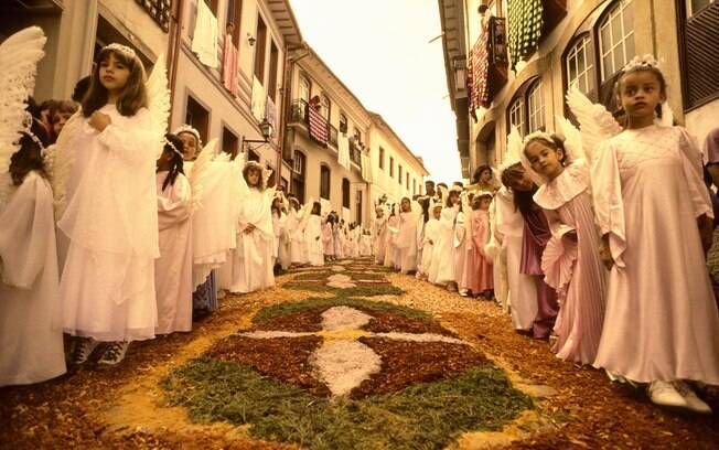Na Semana Santa, as ruas de Ouro Preto são tomadas por tapetes de flores e serragem