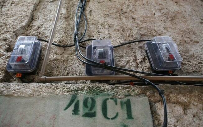 Relógios medidores de energia instalados na favela
