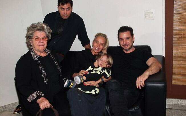 Adriane Galisteu e a família embarcando para os Estados Unidos