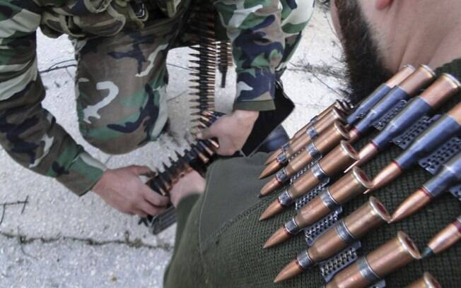 Rebeldes do Exército Livre da Síria preparam munições perto do aeroporto militar de Menagh, no interior de Aleppo (25/01)