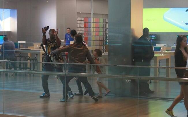 Murilo Rosa discute com o fotógrafo que clicava sua família no shopping center