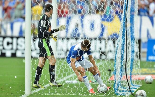 Dagoberto corre para pegar a bola após marcar, de pênalti, o primeiro gol do Cruzeiro diante do Atlético-MG Dagoberto corre para pegar a bola após marcar, de pênalti, o primeiro gol do Cruzeiro diante do Atlético-MG