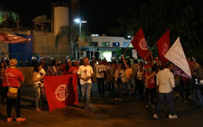 Protesto em frente à sede da TV Globo em Brasília teve duas pessoas detidas
