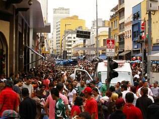 Rua 25 de Março lotada para as compras de fim de ano