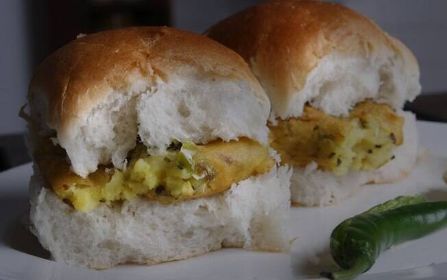O sanduíche indiano vegetariano de batata leva molho chutney. Veja outra receita famosa no País!