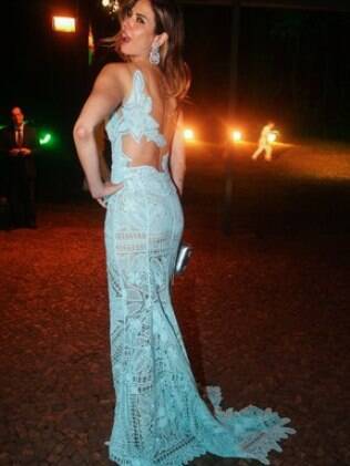Ainda doente, Luciana Gimenez apostou em look decotado