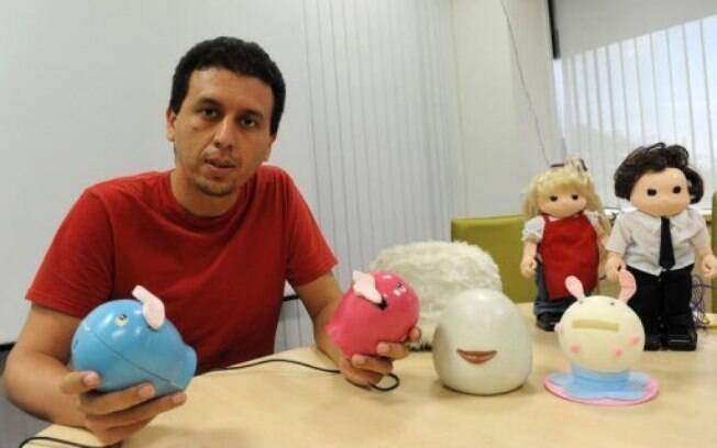 Criador do dispositivo, Hooman Samani diz que os lábios artificiais garantem