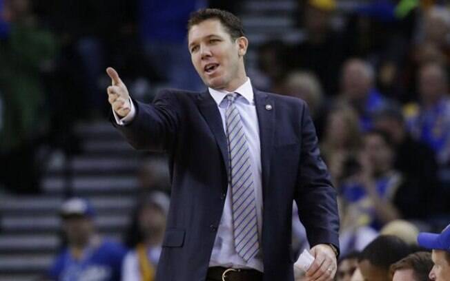 O treinador interino dos Warriors, Luke Walton