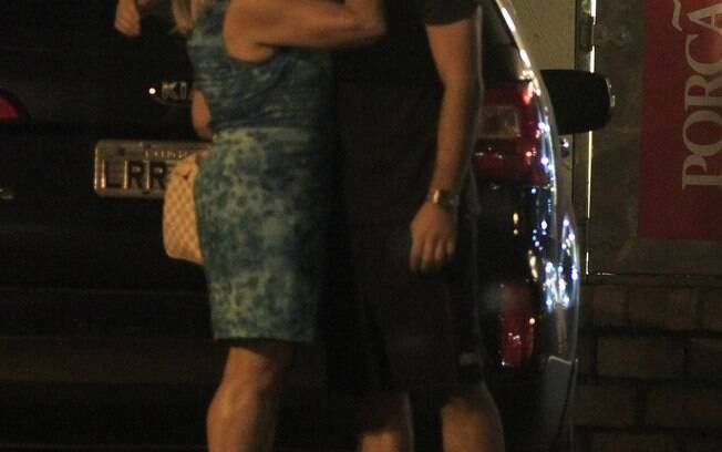 Em abril, Susana Vieira e Sandro Pedroso trocaram beijos na porta de uma churrascaria do Rio