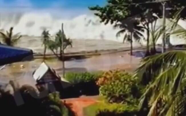 Imagens postadas no YouTube mostram o momento em que as ondas invadiram o litoral da Indonésia (2004). Foto: Reprodução/Youtube