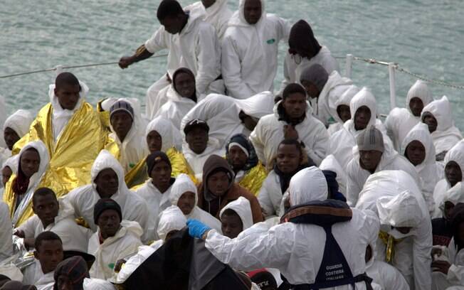 Guarda Costeira italiana resgata imigrantes que tentavam chegar em Lampedusa