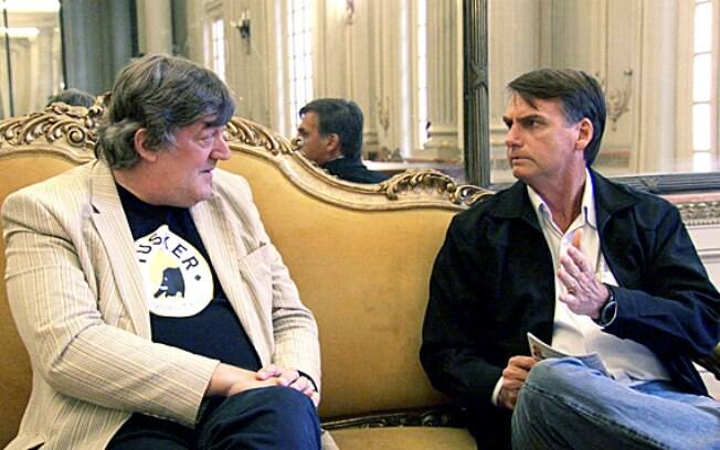 O britânico Stephen Fry classificou o encontro com o brasileiro Bolsonaro como “um dos mais sinistros e estranhos” que já teve