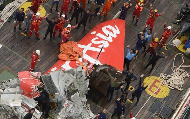 Cauda do avião da AirAsia foi encontrada e içada neste sábado (10)